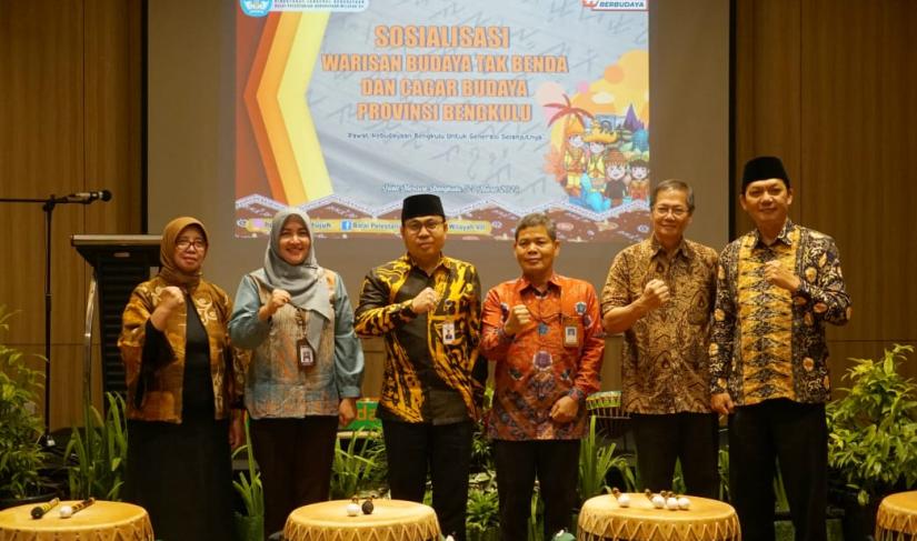 Asisten I bidang Pemerintahan dan Kesejahteraan Rakyat Provinsi Bengkulu Khairil Anwar membuka Acara Sosialisasi Pencatatan Warisan Budaya Takbenda (WBTb) dan Cagar Budaya di Provinsi Bengkulu di Mercure Hotel Bengkulu