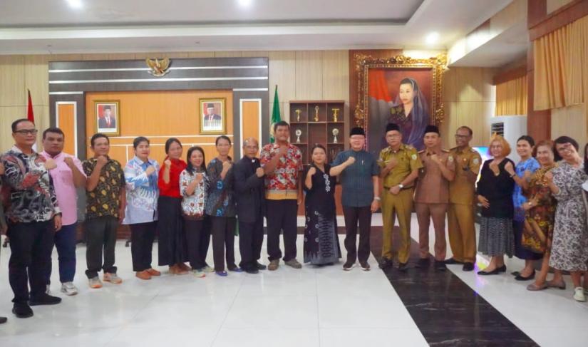 Huria Kristen Batak Protestan (HKBP) Bengkulu dan Persatuan Gereja Indonesia Wilayah (PGIW) Bengkulu menggelar audiensi dengan Gubernur Bengkulu, Rohidin Mersyah, di Ruang Kerja Gubernur Bengkulu, Senin (18/3/24)
