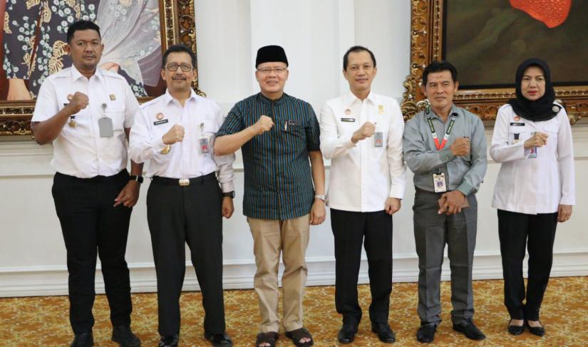 Gubernur Bengkulu Rohidin Mersyah menyambut Kakanwil Kementerian Hukum dan Hak Asasi Manusia (Kemenkumham) Bengkulu, Santosa, terkait kunjungan kerja di Kantor Balai Semarak pada Rabu (20/3/2024).