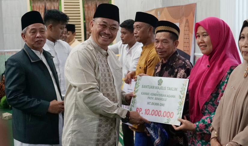 Asisten II Pemerintah Provinsi Bengkulu, Raden Ahmad Denni, menyerahkan bantuan dana hibah dan kelambu kepada Masjid Al Hikmah di Desa Talang Ulu, Kecamatan Curup Timur, Kabupaten Rejang Lebong, Jumat (22/3/24).