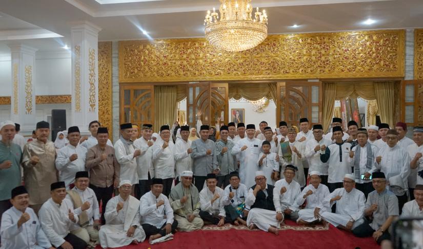 Gubernur Bengkulu Rohidin Mersyah menjalin silaturahmi dan meningkatkan kualitas ibadah bersama Himpunan Keluarga Manna (HIKMA) dalam acara buka puasa dan tarawih di Balai Raya Semarak Bengkulu, Minggu (24/3).