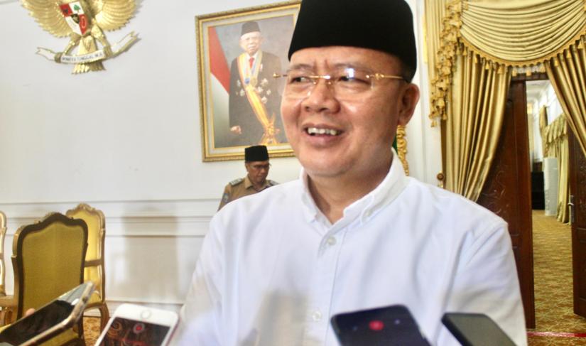 Gubernur Rohidin saat diwawancarai.