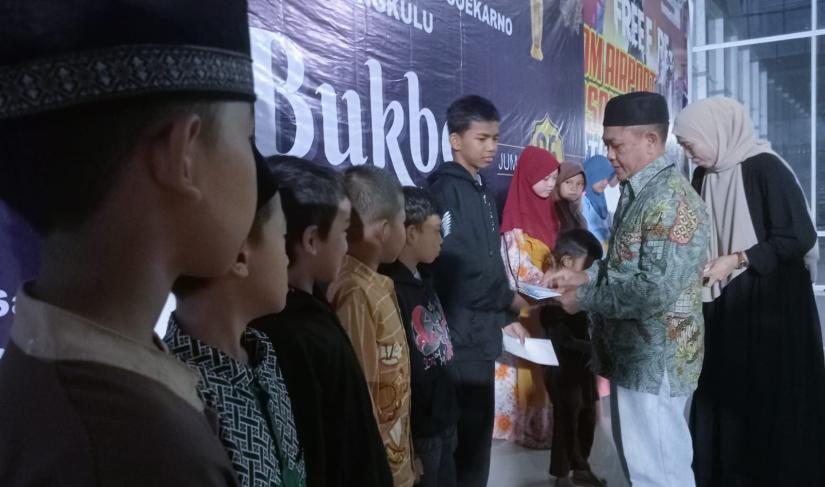 EGM Bandara Fatmawati Soekarno Bengkulu Ngatimin K Murtono saat memberikan santunan kepada anak yatim, Jumat (5/4/24).