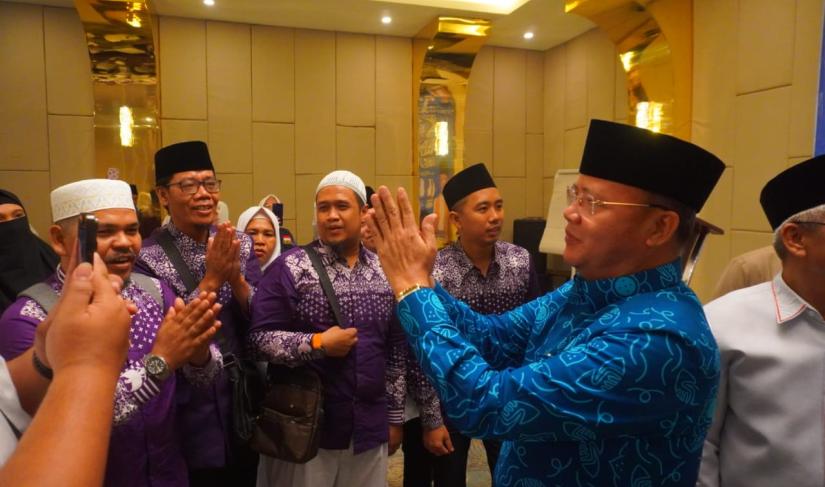 Gubernur Bengkulu Rohidin Mersyah secara resmi melepas 46 Calon Jamaah Haji (CJH) yang diberangkatkan dari PT Bahana Sukses Sejahterah (BSS) Travel Cabang Bengkulu di Hotel Two Azanah, Selasa (21/5).