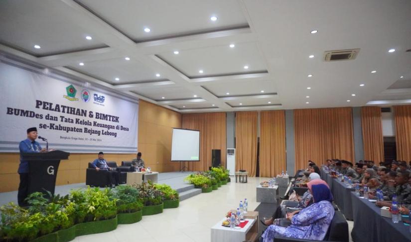 bimbingan teknis (Bimtek) Aparatur Desa dengan Bumdes dan Tata Kelola Keuangan se-Kabupaten Rejang Lebong di Grage Hotel, pada Rabu (22/05/2024).