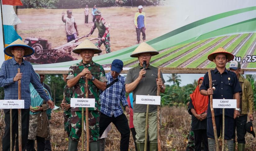 Gubernur Bengkulu, Rohidin Mersyah, bersama Danrem 041/Gamas Kolonel Inf. Rachmad Zulkarnaen, memimpin Gerakan Tanam Padi Gogo di Desa Kahyapu, Kecamatan Enggano, Kabupaten Bengkulu Utara, Sabtu (25/5).