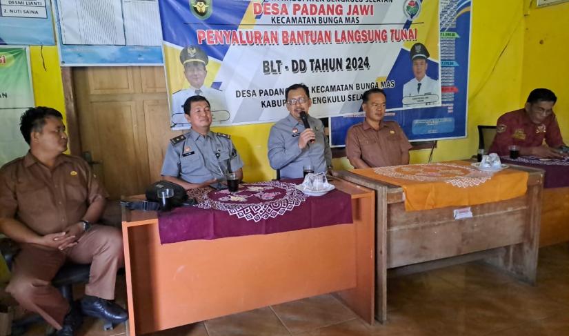 Kanwil Kementerian Hukum dan HAM  Bengkulu ( Santosa) melaksanakan kegiatan pembentukan Kelompok Keluarga Sadar Hukum (Kadarkum) di Desa Padang Jawi dan Desa Tanjung Besar, Kabupaten Bengkulu Selatan, Selasa (25/24).