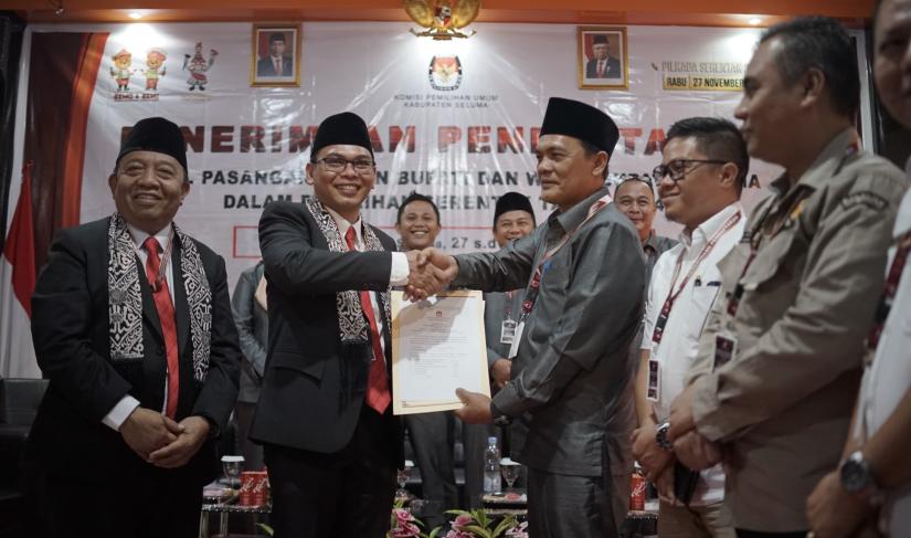Bakal Calon Bupati dan Wakil Bupati Kabupaten Seluma, Teddy Rahman, S.E., M.M dan Drs. H. Gustianto resmi mendaftar di Komisi Pemilihan Umum (KPU) Seluma pada Rabu (28/8/24).