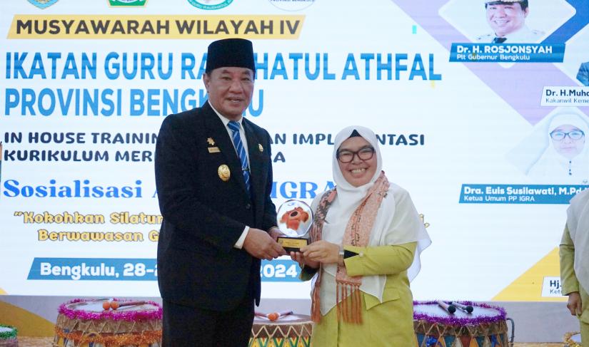 Plt. Gubernur Rosjonsyah menyerahkan cendera mata kepada Ketum PP IGRA Euis Susilawati dalam Muswil ke-IV IGRA Provinsi Bengkulu, Senin (28/10/2024). (Aldo-PenaRafflesia.Com) 