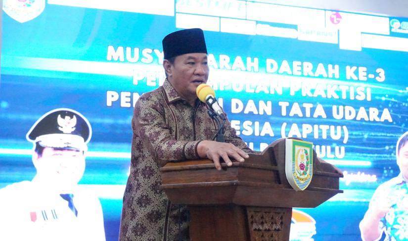 Plt Gubernur Rosjonsyah saat memberikan arahan sekaligus membuka Musda ke-III APITU DPD Bengkulu, Minggu (3/11/2024). (Angga-PenaRafflesia.Com)