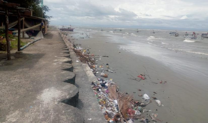 Sampah di Pantai Malabero Kota Bengkulu.