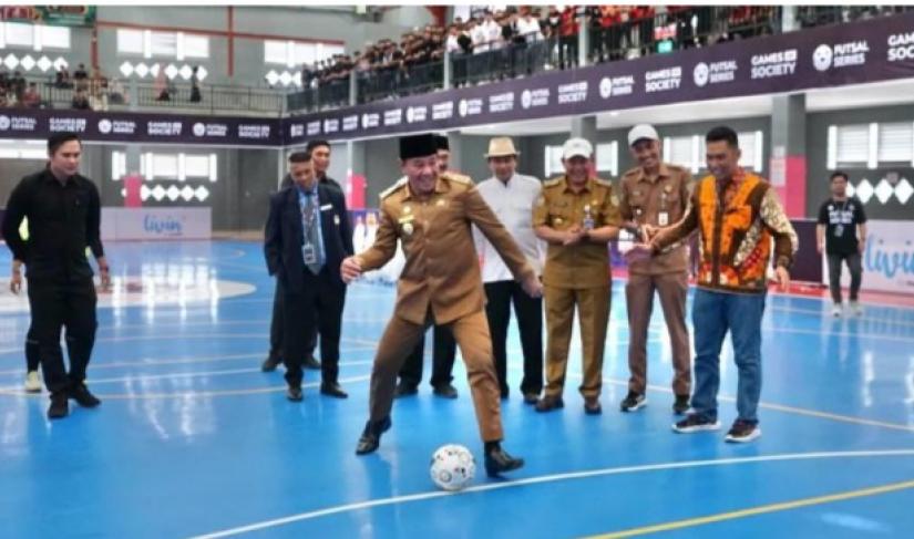 Ajang bergengsi Futsal Series SMA/K se-Bengkulu resmi dibuka oleh Plt Gubernur Bengkulu, Rosjonsyah, pada Senin (21/10/2024) di Sportatorium Universitas Muhammadiyah Bengkulu (UMB). 