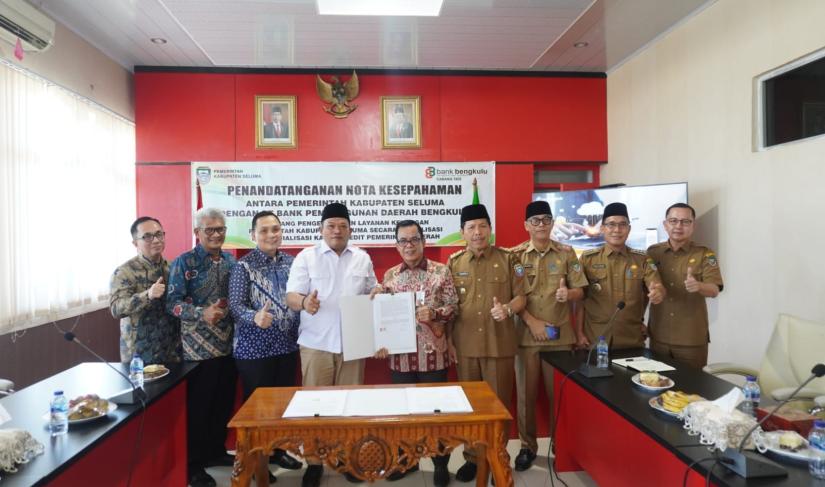 Penandatanganan Nota Kesepahaman antara Pemerintah Kabupaten Seluma dengan PT. Bank Pembangunan Daerah Bengkulu tentang Pengembangan Layanan Keuangan Pemerintah secara Digitalisasi di Ruang Rapat Bupati Seluma, Senin (5/8/2024).