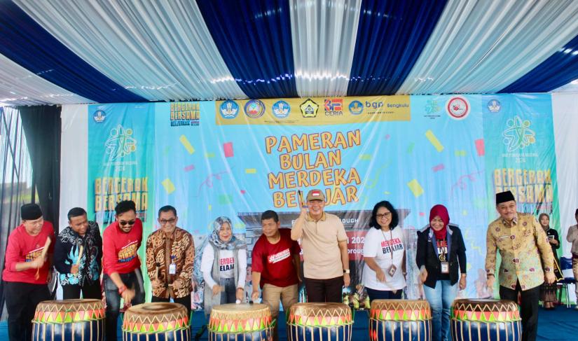Gubernur Bengkulu, Rohidin Mersyah, bersama Kepala BPMP, Widyati Rosita dan tamu undangan membuka worshop-pameran Bulan Merdeka Belajar.