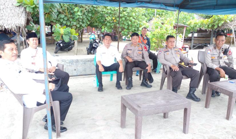 Kepala Dinas Pariwisata Provinsi Bengkulu, Murlin Hanizar, SP. M.Si., melakukan kunjungan ke Pantai Panjang Bengkulu untuk memastikan kebersihan di kawasan wisata.