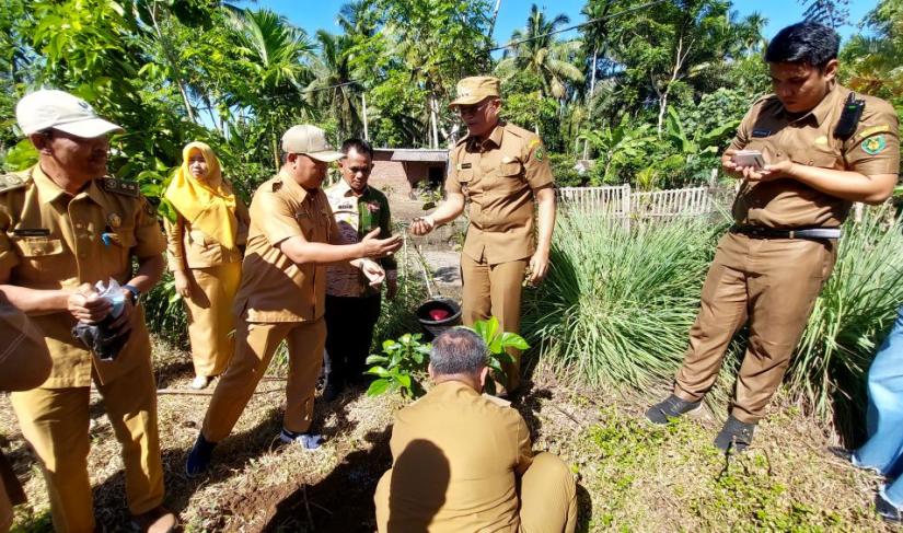  Bupati Bengkulu Selatan Gusnan Mulyadi saat menanam tanaman pangan di Kecamatan Pino sebagai salah satu pencegahan stunting. 
