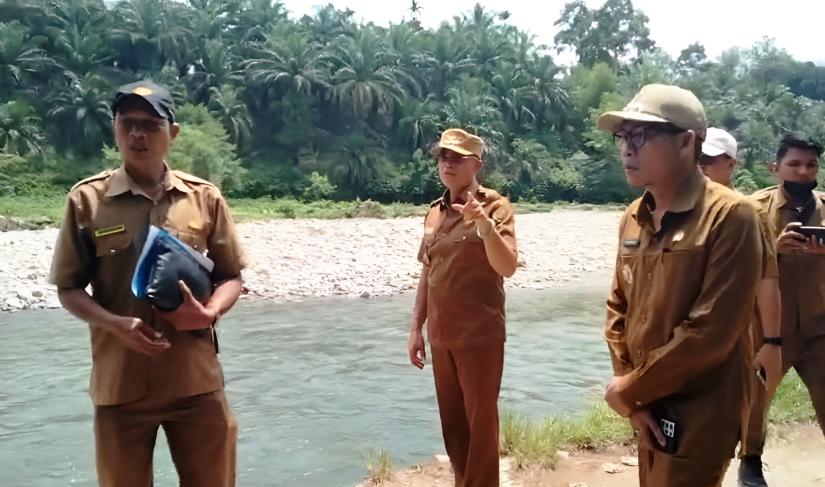Bupati Gusnan Mulyadi kunjungi jalan sentra ekonomi di Sukarami yang mengalami kerusakan.