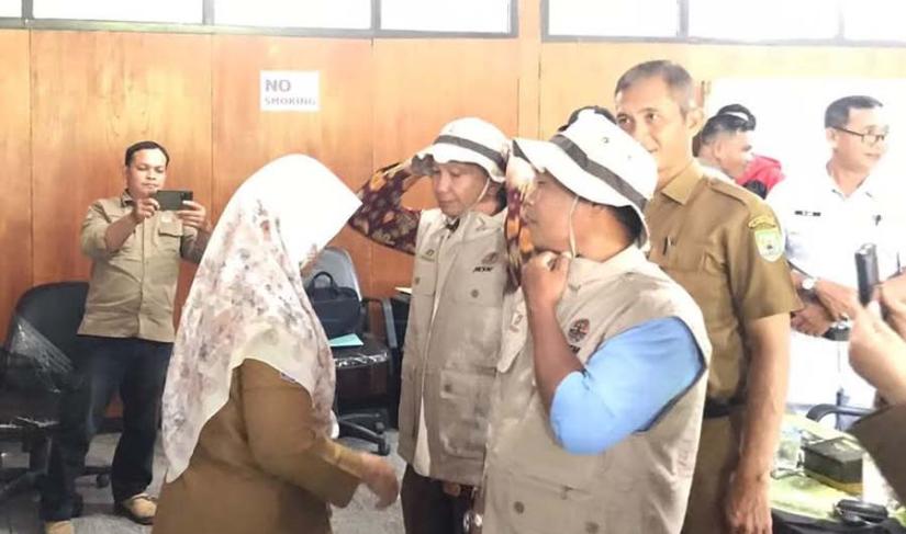 Dinas LHK Provinsi Bengkulu saat menyerahkan seragam PKSM se-Provinsi Bengkulu. (Mezi~PenaRafflesia.Com) 