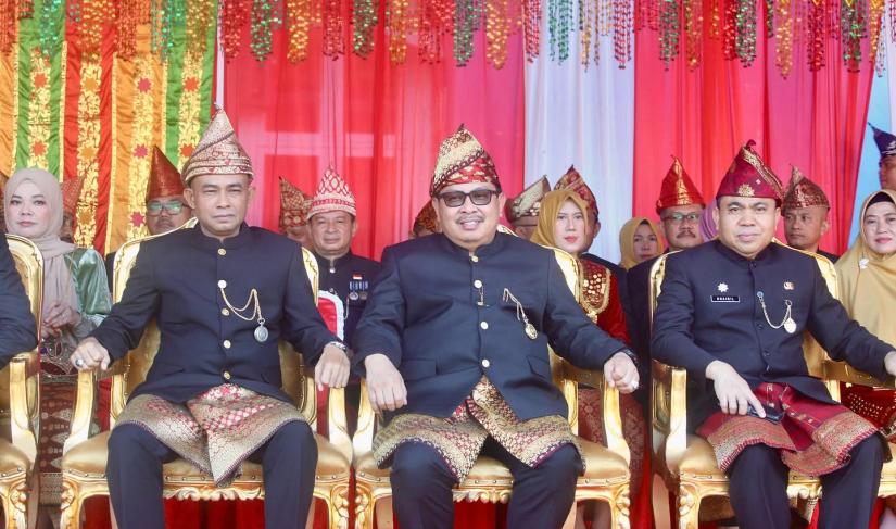 Asisten I Pemda Provinsi Bengkulu Khairil Anwar menghadiri Upacara Peringatan Hari Jadi Kota Bengkulu ke 305 di Kantor Walikota Bengkulu di Kecamatan Muara Bangkahulu Minggu (17/3).