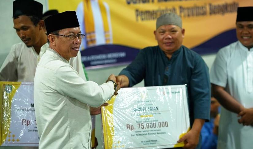 Pemerintah Provinsi (Pemprov) Bengkulu menyerahkan bantuan berupa dana hibah untuk 10 masjid yang ada di Kabupaten Kaur.