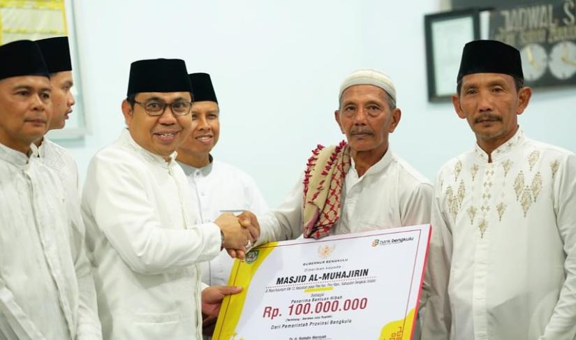 Tim Safari Ramadhan Pemerintah Provinsi (Pemprov) Bengkulu menyalurkan bantuan untuk pembangunan masjid di Desa Pasar Pino, Kecamatan Pino Raya, Kabupaten Bengkulu, pada Sabtu (15/3/2024).