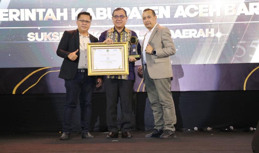 Penjabat (Pj) j Bupati Aceh Barat, Drs Mahdi Efendi, dianugerahi penghargaan Serambi Awards untuk kategori Sukses menekan inflasi daerah, Jum'at (31/05/2024) malam di gedung AAC Universitas Syiah Kuala, Banda Aceh.