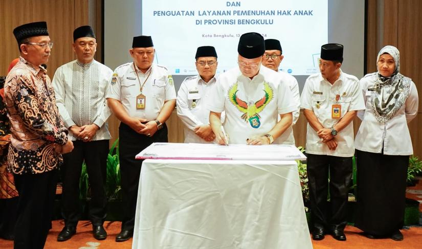 Penandatanganan Pakta Integritas dan Penguatan Layanan Pemenuhan Hak Anak di Provinsi Bengkulu, di Hotel Mercure, Rabu (13/11).