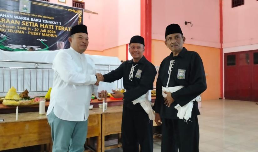 Bupati Seluma Erwin Octavian SE menghadiri acara Pengesahan Warga Baru Tingkat Satu, Persaudaraan Setia Hati Terate (PSHT) Cabang Seluma - Pusat Madiun, di Balai Adat Ampar Gading, Sabtu (27/7/2024).