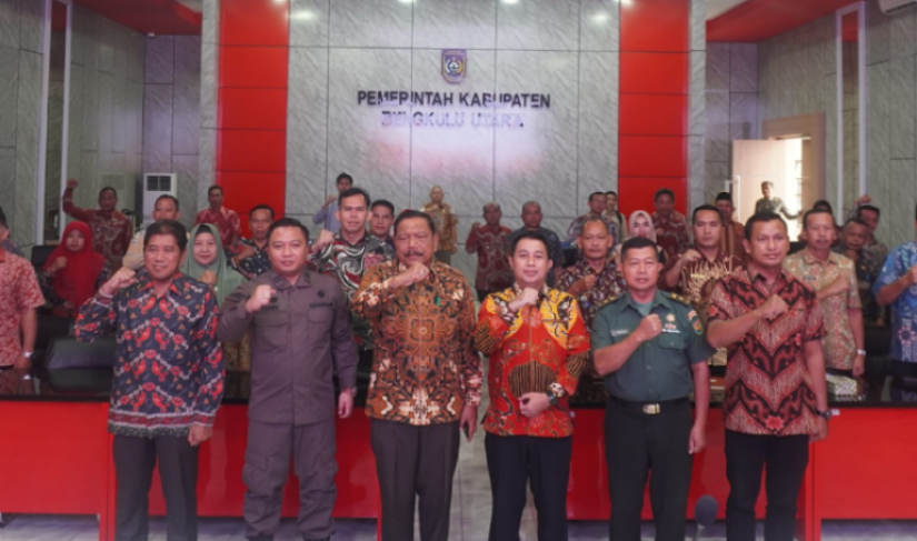 Bupati BU Ir. H. Mian selaku ketua TPID Kabupaten BU. Turut hadir dalam acara tersebut adalah Direktur Bank Indonesia (BI) yang diwakili oleh Deputi Kepala Perwakilan Tim Perumusan dan Implementasi Kajian Ekonomi dan Keuangan Daerah BI Bengkulu, Dhita Aditya Nugraha, serta kepala Organisasi Perangkat Daerah (OPD) dan jajaran di lingkungan pemerintahan daerah Kabupaten BU/Poto Redy Penarafflesia.com