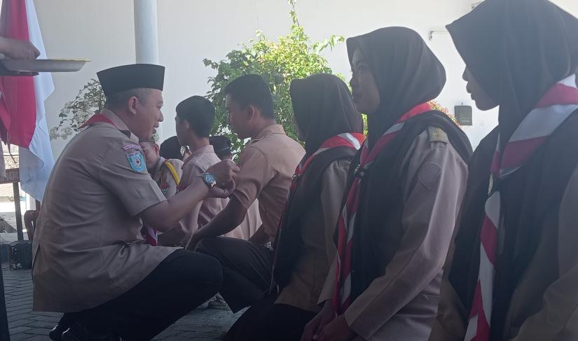 Kepala BPOM sematkan Bedge di lengan baju anggota Saka POM Bengkulu, Selasa (23/1/24). (foto: Yusuf/Penarafflesia.com).