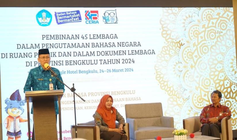 Sekretaris Daerah Provinsi Bengkulu, membuka Kegiatan Pembinaan 45 Lembaga dalam Pengutamaan Bahasa Negara Tahun 2024, di Hotel Two K Azana Style, Kota Bengkulu.
