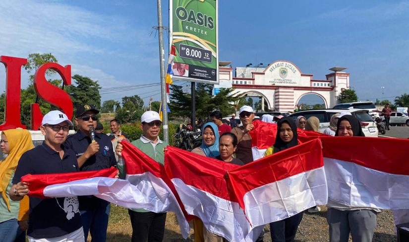Sekretaris Daerah H. Hadianto, SE, MM, M.Si membagikan Bendera Merah Putih dalam rangka "Gerakan Nasional Pembagian 10 Juta Bendera Merah Putih" kepada masyarakat Kabupaten Seluma, di Simpang Enam Tais, Jum’at (2/8/2024).