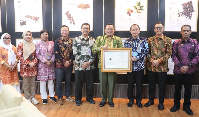 Bupati Seluma menerima Sertifikat Indikasi Geografis untuk Tenun Bumpak Kabupaten Seluma dari Direktur Jenderal Kekayaan Intelektual Kementerian Hukum dan Hak Asasi Manusia, Jumat (26/7/2024). 