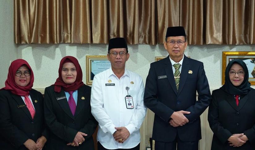 Sekretaris Daerah Provinsi Bengkulu Isnan Fajri melantik dan mengambil sumpah jabatan pejabat eselon II dan III di Lingkungan Pemerintah Provinsi Bengkulu, di Ruang Kerja Sekda Provinsi Bengkulu, Rabu(13/3). 
