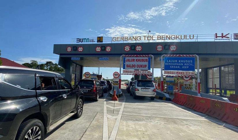 Salah satu pintu masuk Jalan Tol Trans Sumatera.