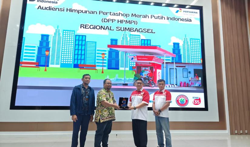 Ketum HPMPI saat meraih penghargaan.