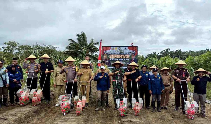 Polres Kaur melakukan penanaman jagung di lahan kawasan Padang Kempas, Rabu (22/1/25).