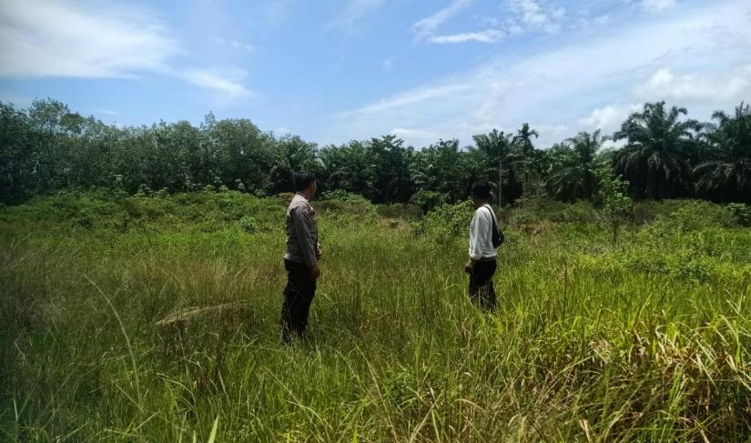 Bhabinkamtibmas Sinar Mulya dan ketua BPD Sinar Mulya melakukan pemantauan lokasi  lahan jagung di lahan Desa Sinar Mulya