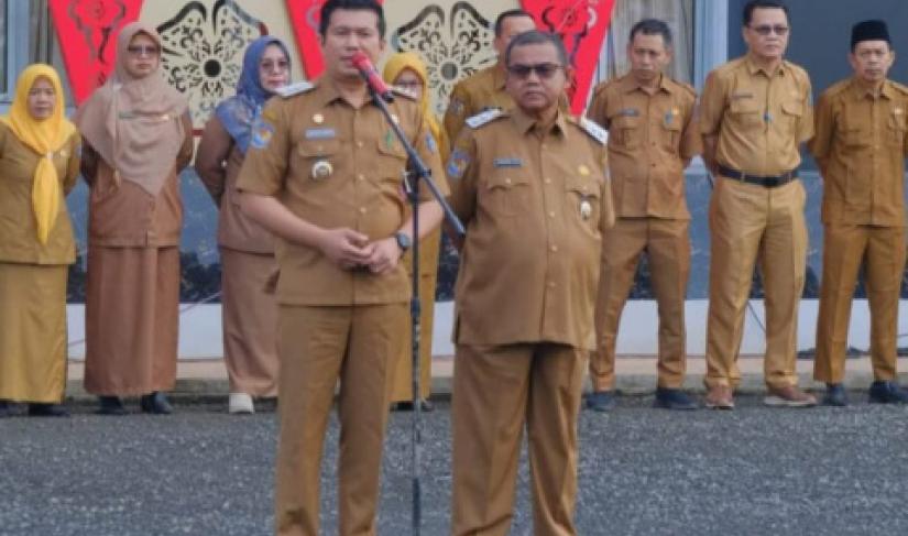Bupati Bengkulu Utara, Arie Septia Adinata Pimpin Apel, Selasa (4/3/25).