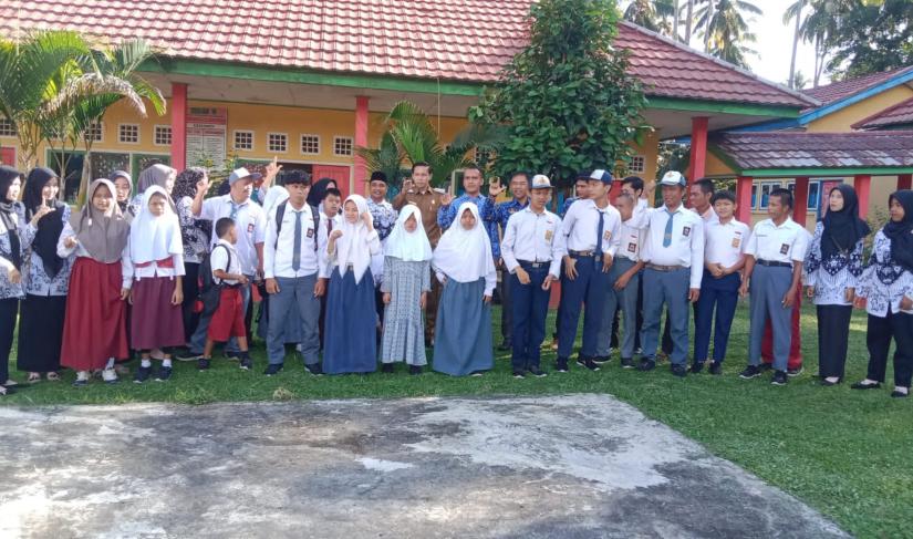 Kebersamaan Bupati kaur bersama siswa siswi setelah melakukan sidak
