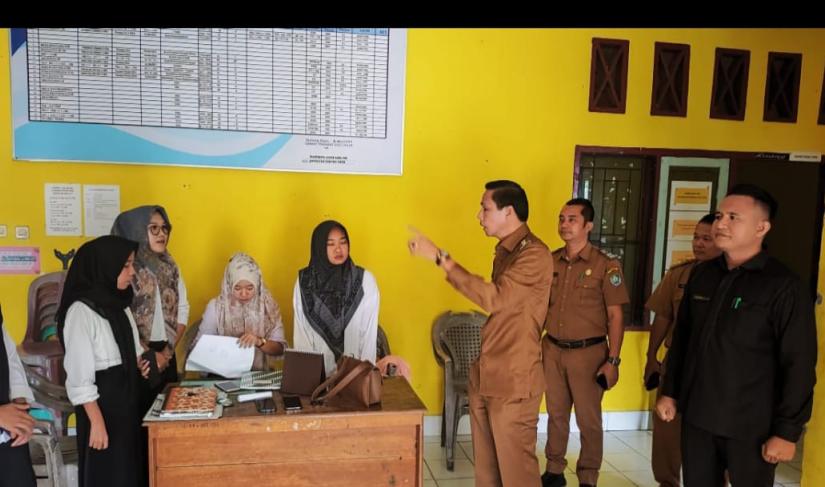 Bupati Kaur, Gusril Pausi, S,Sos, M,Ap sidak kantor camat Padang guci Ilir Camat tidak berada ditempat