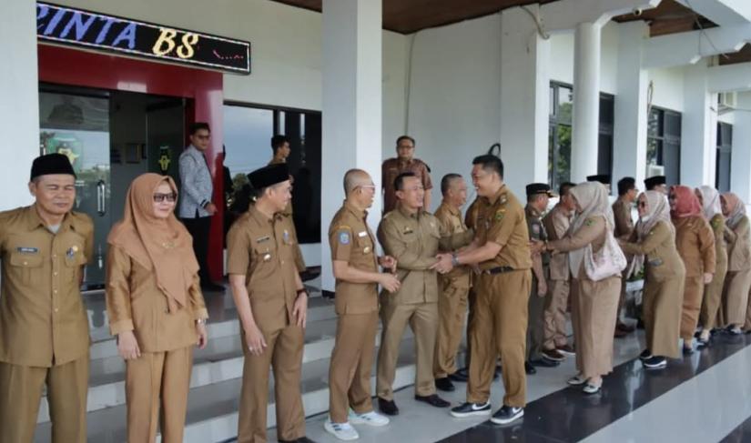 Tampak usai apel bersama, Bupati dan ASN dilingkungan Pemda BS bersalam-salaman saling memaafkan satu sama lain/MC BS.