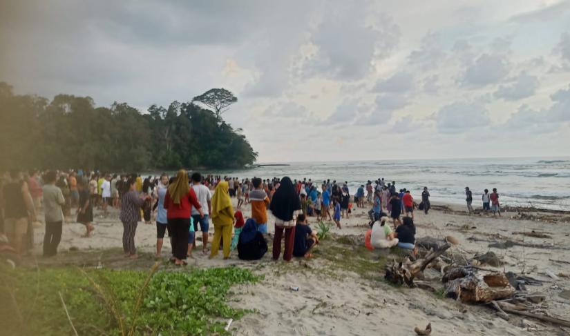 Masyarakat bersama pihak kepolisian, dan BPBD melakukan pencarian, Kamis (10/04/2025).