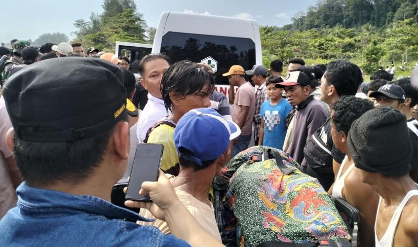 Proses evakuasi jenazah korban setelah ditemukan untuk di bawa kerumah duka, Jum'at (11/04/2025).