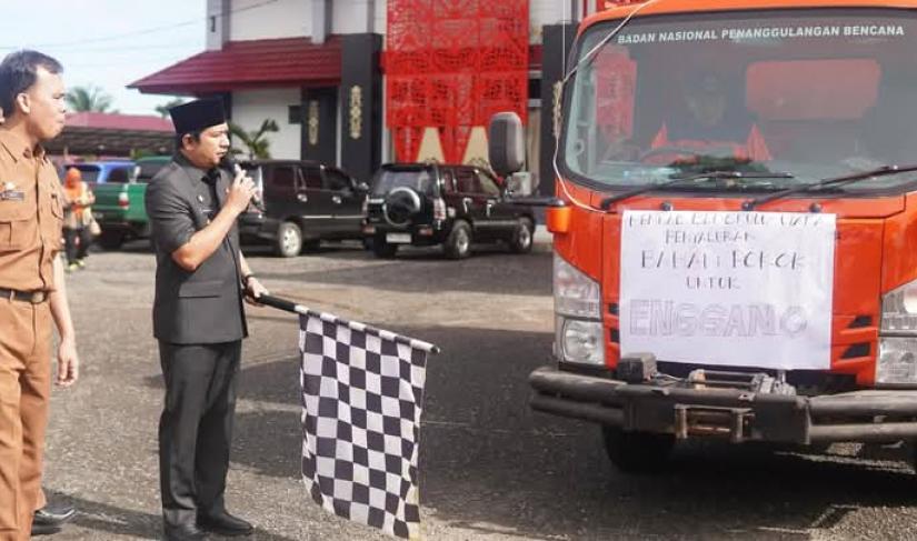 Bupati Bengkulu Utara Arie Septia Adinata, SE, M.Ap secara resmi melepas penyaluran bantuan logistik bagi masyarakat Kecamatan Enggano. bertempat di halaman Pemda, senin (14/4/2025).