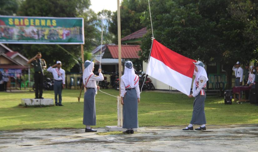 Dandim 0423/BU, Letkol Kav Aidil Hajri, M.Han. bertindak sebagai Pembina Upacara di SMK Negeri 8 Bengkulu Utara, di Desa Selubuk Kecamatan Air Napal, Senin (14/04/2025).