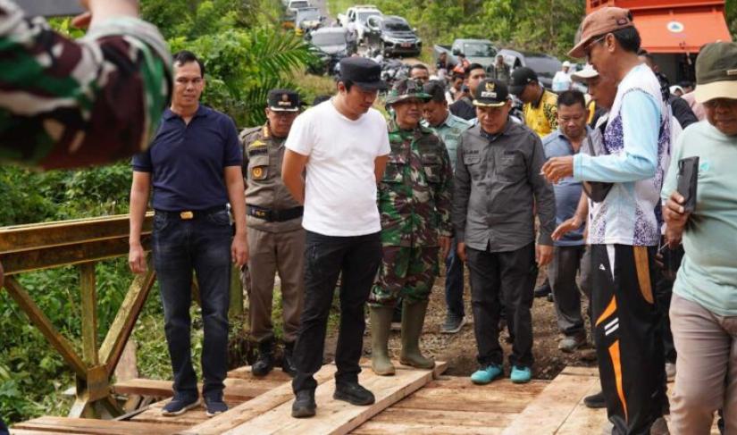 Bupati Pimpin Gotong Royong Perbaiki Jembatan Provinsi yang Rusak dan Laporkan ke Gubernur.