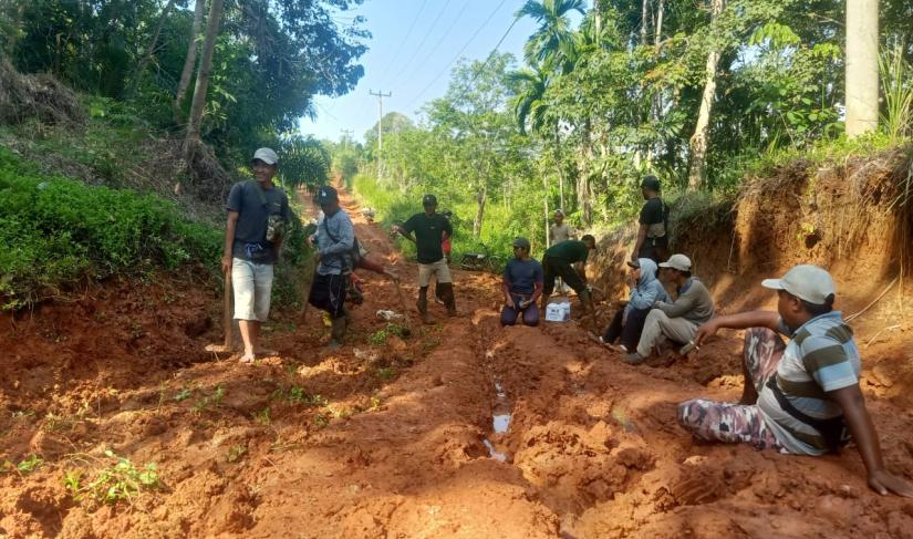 Pemdes Sinar Mulya, masyarakat, BPD, beserta Babinsa dan Babinkamtibmas Desa Sinar Mulya melakukan perbaikan jalan aspal merah Minggu, (27/04/2025).
