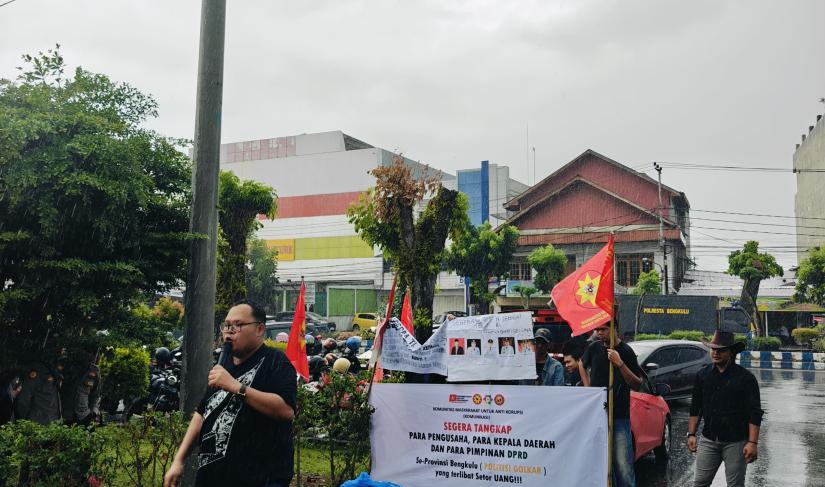 Komunitas Masyarakat Anti Korupsi (Komunikasi) Provinsi Bengkulu kembali menggelar aksi demonstrasi di Pengadilan Negeri Bengkulu, Selasa, (17/06/25).