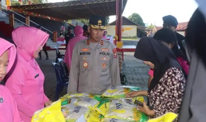 Kapolda Bengkulu, Irjen Pol. Mardiyono, meninjau langsung kegiatan pasar murah Brimob, Jumat (5/9/2025).